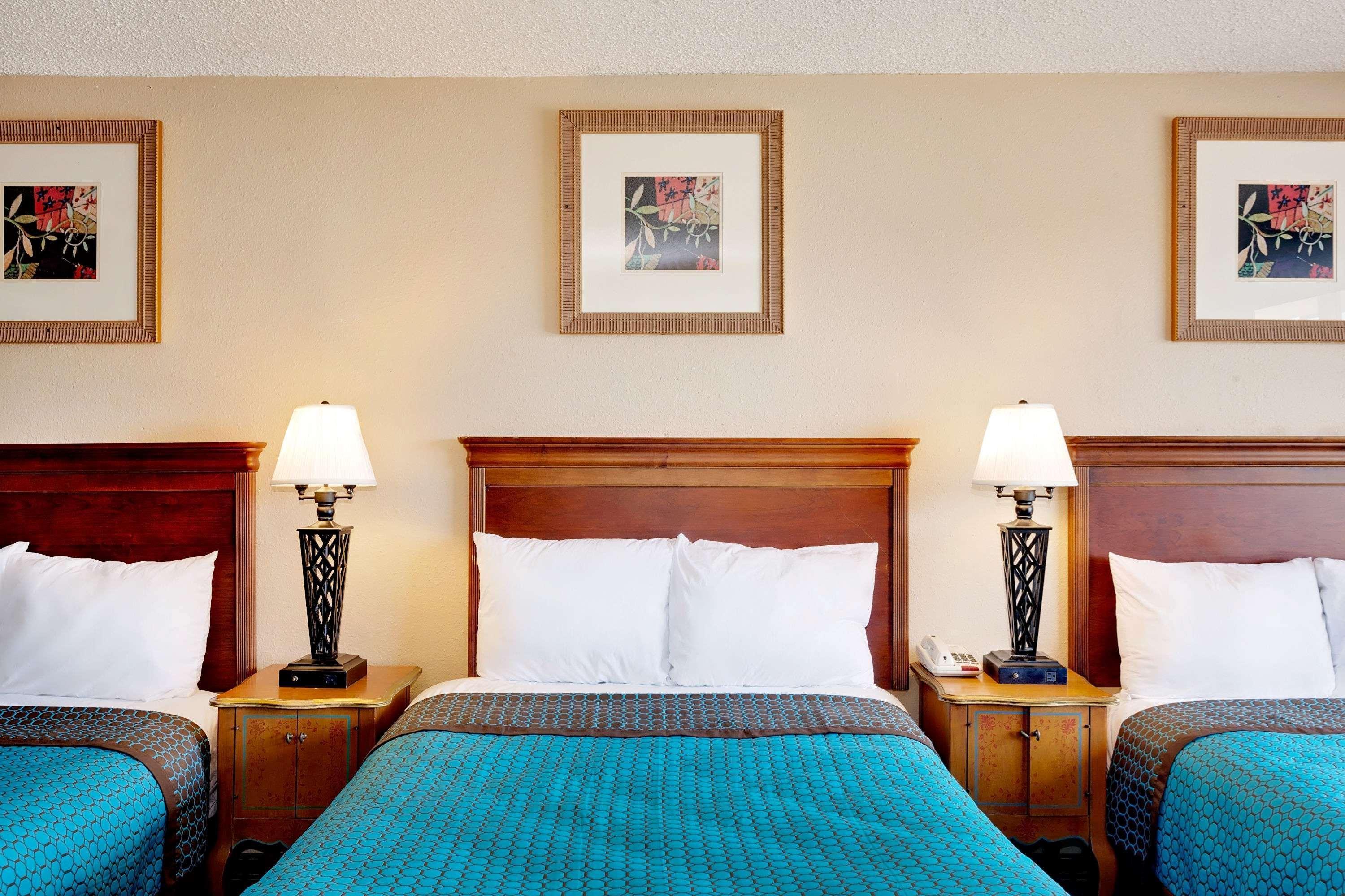 Days By Wyndham Near Airport 2*