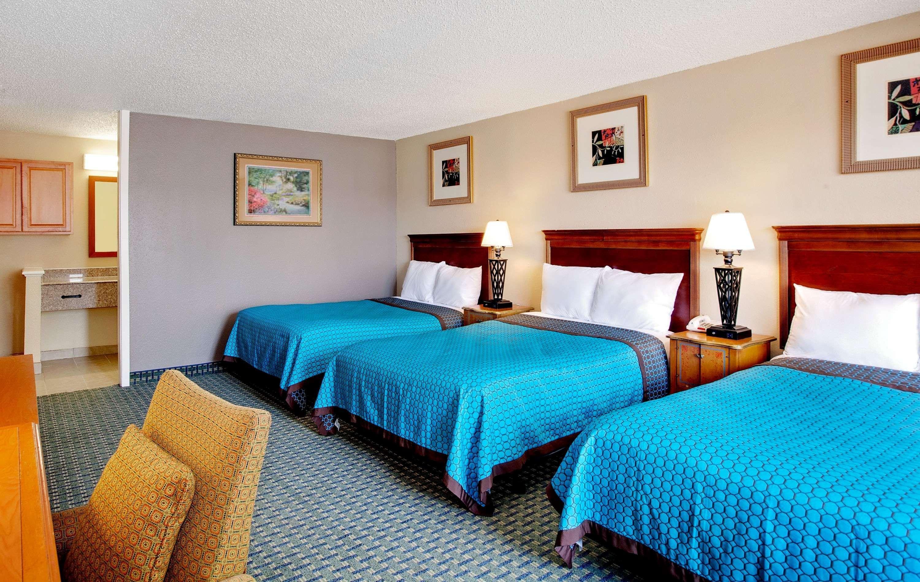 Days By Wyndham Near Airport Motel 2*