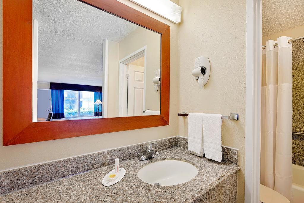 Motel Days By Wyndham Near Airport 2*